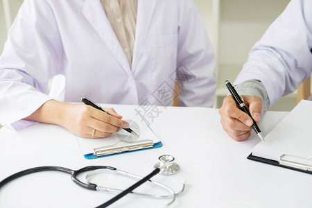 两名医生在办公室讨论病人笔记图片