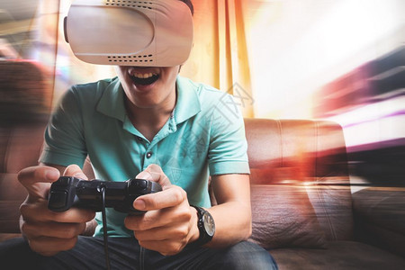 戴虚拟现实护目镜的男子观看电影或玩电子游戏图片