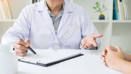 病人在一次咨询中起讨论文书工作时故意倾听一名男医生解释病人的症状或问一个题图片
