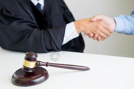 在法庭背景律师服务概念方面提供咨询后法官和客户握手图片