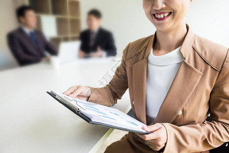 年轻女商人在办公室会议上微笑图片