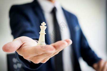一名成功的商业领导人掌握国际象棋的数码合成品图片