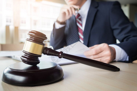 司法和律师使用木制办公桌背景图片