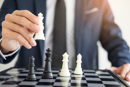 一个成功的商业企男主手握象棋的数码合成象棋的作品图片