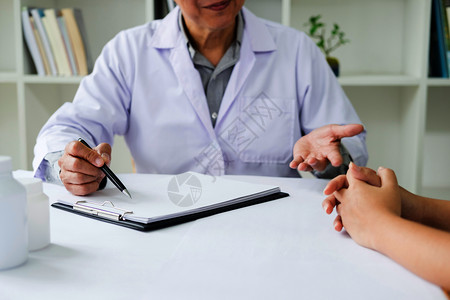 病人在一次咨询中起讨论文书工作时故意倾听一名男医生解释病人的症状或问一个题图片