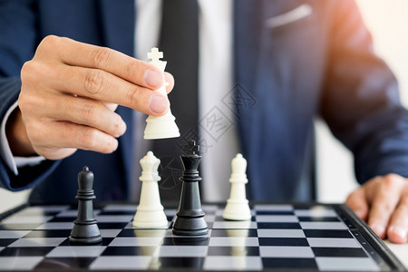 一个成功的商业企男主手握象棋的数码合成象棋的作品图片