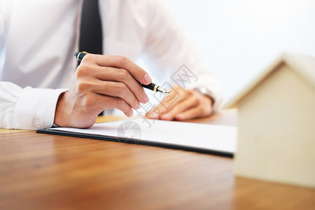 与银行工人或房地产代理商会晤签署客户合同商定条件和经批准的申请分析房贷估价图片