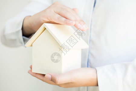 拯救小屋房地产生意保险护概念图片