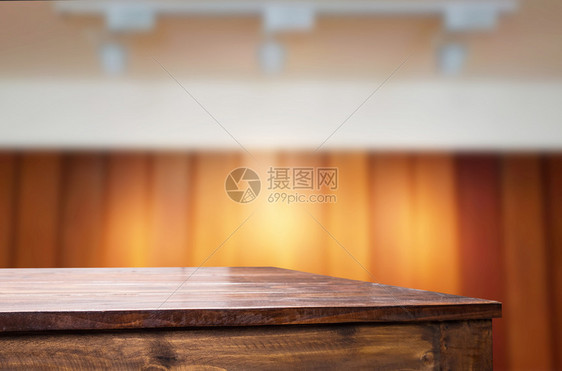 空木质表格和模糊的已预订咖啡馆光背景产品显示模板商业演文稿图片