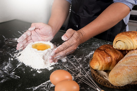 妇女在厨房用面粉和鸡蛋混合图片