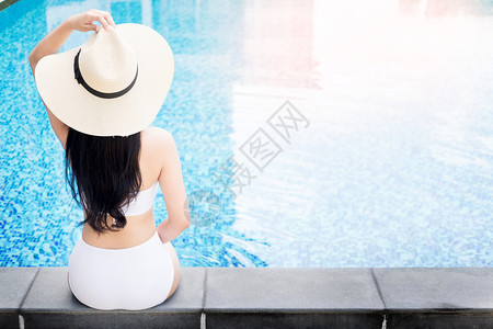 在豪华别墅的游泳池里享受放松在海边和日落的滩上旅行图片