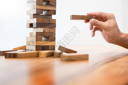 将木制块置于风险控制规划和战略的塔式风险控制规划和战略概念之上图片