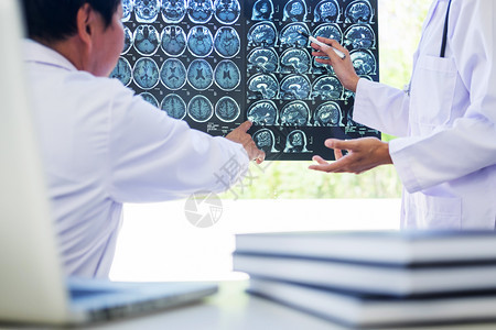 两名医生分析扫描X光片思考解决问题图片