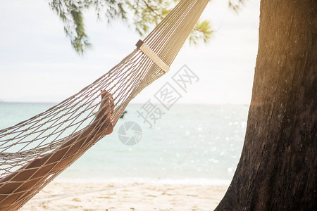 女人在沙滩吊床上放松图片