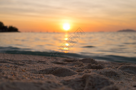 美丽的日落在海滨上方图片