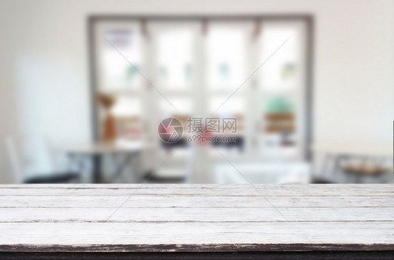 棕色木制桌和咖啡店模糊带有bokeh图像用于照片更新或产品显示图片
