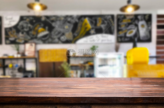 选中的空棕色木制桌和咖啡店或餐馆背景模糊带有bokeh图像用于您的相片补装或产品显示图片