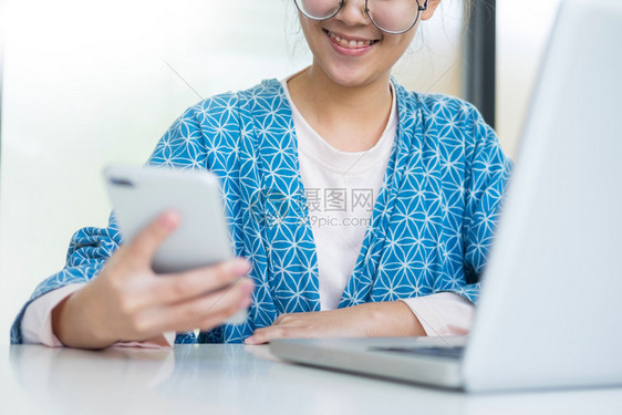 正在用手机网购的年轻女子图片