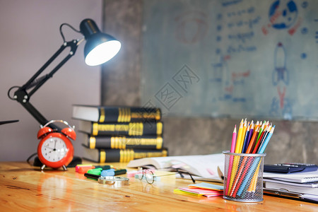 具有典型木制长椅书籍和黑板用品的彩色设备类返回学校教师和假日贺礼图标教育知识日概念图片