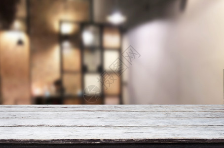 棕色木制桌和咖啡店或restaun模糊背景带有bokeh图像用于相片补装或产品显示图片