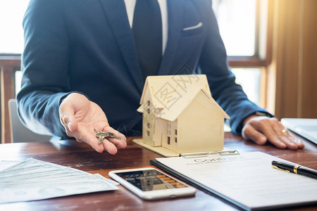 在完成采购协议和签署合同租赁或购买住房概念后向接收人提供公寓钥匙图片
