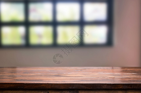 位于背景模糊的客厅前木板空桌间平台可用于显示或更新产品模拟显示产品图片