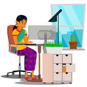操作电脑的办公室印度裔工作人员 图片