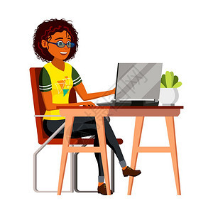 商务女性在电脑前认真工作矢量卡通插画图片