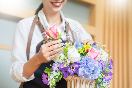 女店长手工制作花束图片