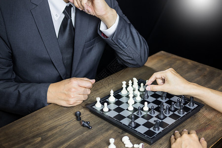 在竞争委员会游戏中将象棋数字用于发展分析战略思想管理图片