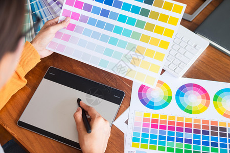 创意图形设计师在工作室设计彩色观察样本图片