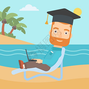 戴毕业帽的男子在海滩上用笔记本电脑图片