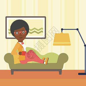 躺在沙发上喝着热咖啡的的非裔女子图片