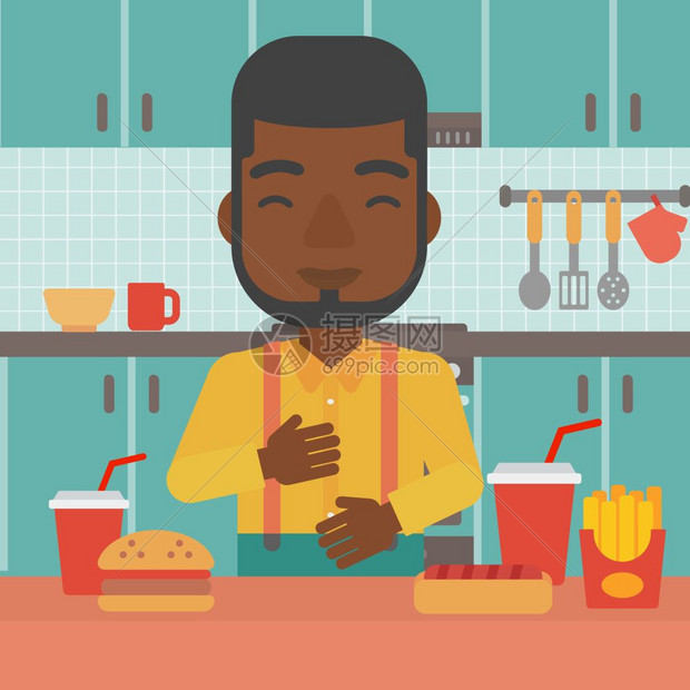 站在厨房里吃垃圾食品的非裔男子图片
