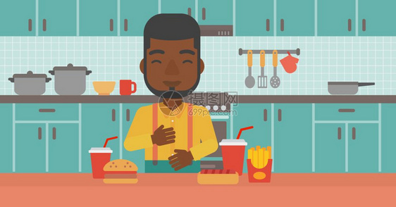 一名站在厨房里吃垃圾食品的非裔男子
图片