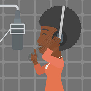 一位在录音室唱歌的非裔女歌手图片