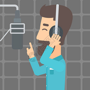 一个戴耳机在录音室唱歌的男人图片