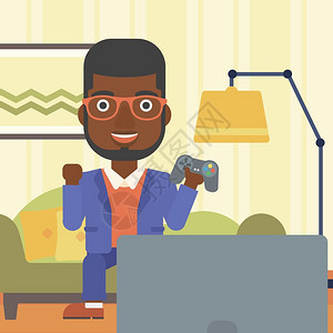 坐在客厅的沙发上拿着手柄玩游戏的非裔男人图片