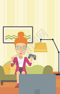 一名坐在客厅的沙发上玩游戏的开心的女子图片