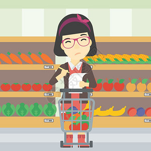 在超市手持购物清单的女顾客图片