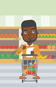 一名在超市满载产品持有购物清单的非裔男子图片