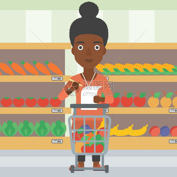 在超市满载产品持有购物清单的非裔女子图片