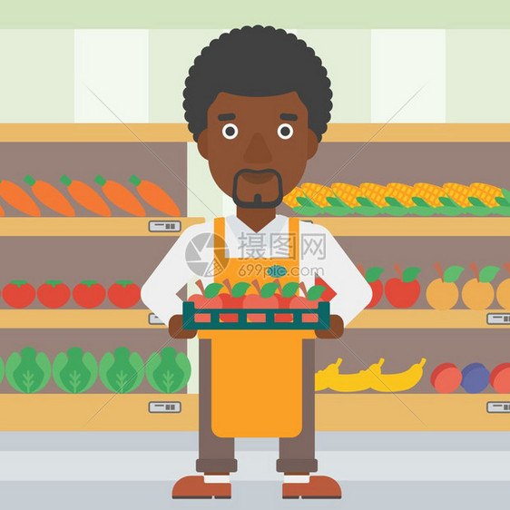 在超市货架旁端着一盘苹果的非裔员工图片