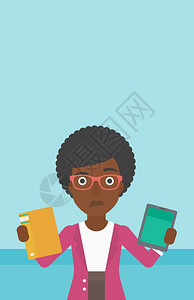纠结平板电脑和传统笔记本的非裔女子图片
