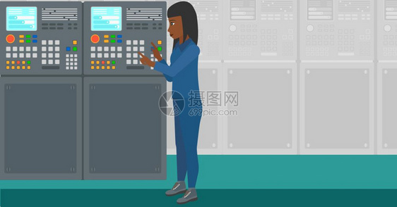 一名在工厂车间操作控制面板的非裔女工图片