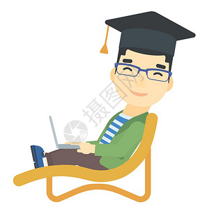 一名身着毕业帽子的亚裔男躺在椅子上图片
