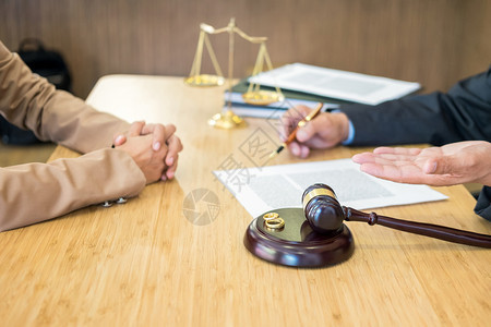 法官裁决离婚签署文件图片