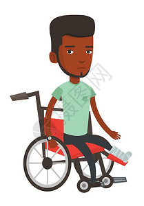 白色背景上的椅子身着石膏的非洲男子坐在轮椅上腿骨折的心碎男子腿