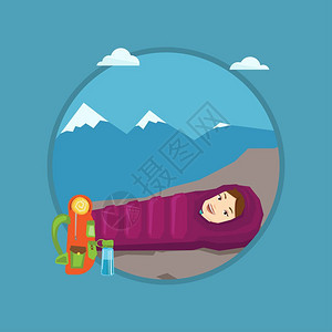 穿着睡袋的女人山上露营图片