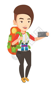 年轻女性手机带背包和双筒望远镜用手机自拍的游客年轻快乐的旅游者用